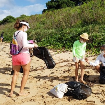 Quase uma tonelada de piche e lixo é retirado da praia de Noronha no fim de semana