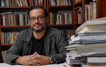 Crítico carioca Ítalo Moriconi conversa sobre a obra Literatura, Meu Fetiche