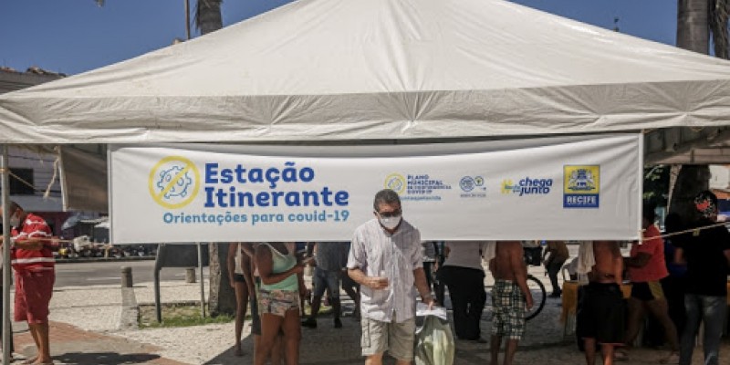 A Prefeitura do Recife também vai continuar distribuindo máscaras e levando informações em visitas às casas de pessoas dos grupos de risco da covid-19
