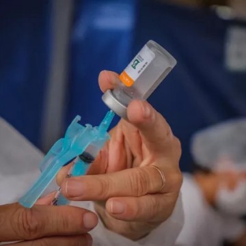 Caruaru realiza vacinação noturna contra a Covid-19 nesta quinta-feira