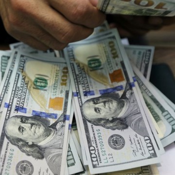 Dólar cai para R$ 5,01 com alívio nos Estados Unidos