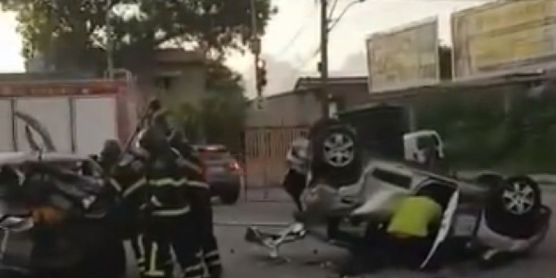 O acidente com três carros, uma van e uma moto deixou dezoito feridos, mas somente oito precisaram de assistência médica