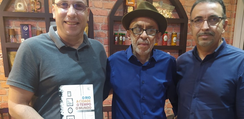 Carlos Paiva lança livro de poesia declarando amor à Caruaru