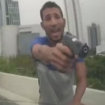 Polícia investiga assalto em viaduto no Recife que foi registrado por câmera dentro de carro