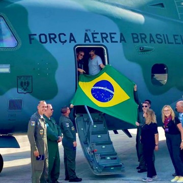 Aeronave da FAB com brasileiros que estavam em Israel faz parada no Recife; cinco pernambucanos desembarcaram
