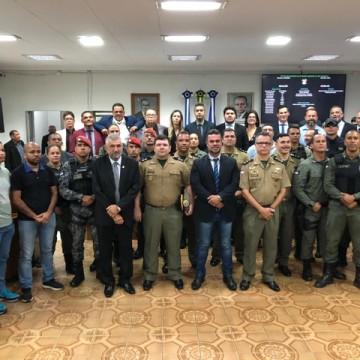 Vereador Bruno Salsa homenageia 47 Policiais Militares na Câmara Municipal de Goiana