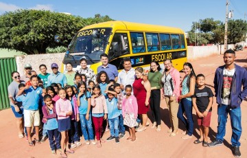 Raimundo Pimentel entrega dois novos ônibus escolares em Araripina 