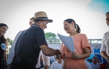 Raquel Lyra entrega títulos de propriedade a 232 famílias de Itapissuma