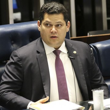 “Tem o meu desprezo”, diz presidente do Senado sobre fala do filho de Bolsonaro