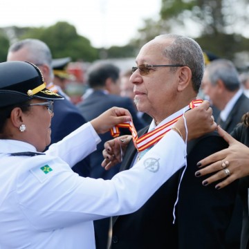 Embaixador de Cabo Verde recebe medalha de comendador pela Academia de Bombeiros Militar 