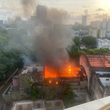 Incêndio atinge Teatro Valdemar de Oliveira, na Boa Vista