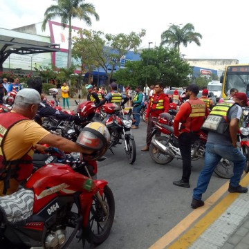 Mototaxistas realizam protesto no centro de Caruaru