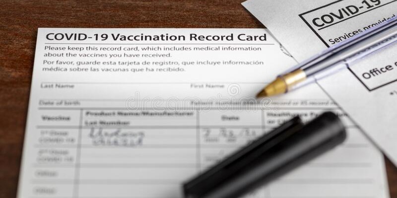 O que pode acontecer com uma pessoa que fraudar seu cartão de vacinação nos EUA?