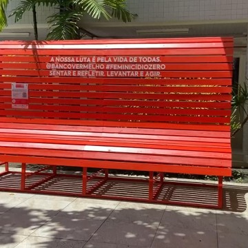 Caruaru recebe banco vermelho em campanha sobre violência contra a mulher