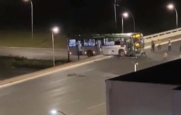 Apoiadores do presidente Bolsonaro tentam jogar ônibus em viaduto em Brasília 