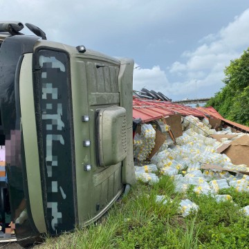 Motorista perde o controle e caminhão tomba na BR 101 no Recife