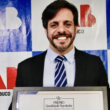 Rafael Arruda recebe o Prêmio Qualidade Nordeste - Orgulho de Pernambuco por sua contribuição na Defesa do Consumidor