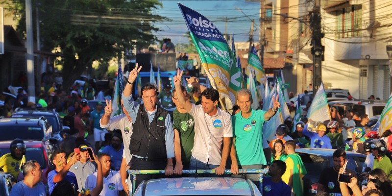 O liberal estava acompanhado do candidato ao senado federal Gilson Machado Neto (PL), e comemorou a mobilização popular nos atos realizados