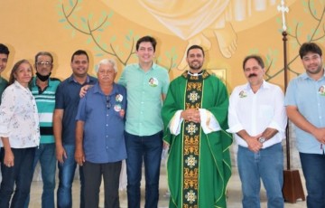 Henrique Queiroz Filho começa campanha participando de momento religioso em Limoeiro