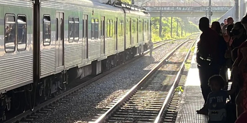 A Companhia Brasileira de Trens Urbanos (CBTU) enviou uma equipe de manutenção para o local para rebocar o trem