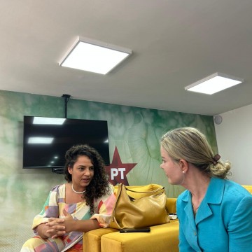 Rosa Amorim se reúne com Gleisi Hoffmann e discute futuro do PT em Caruaru
