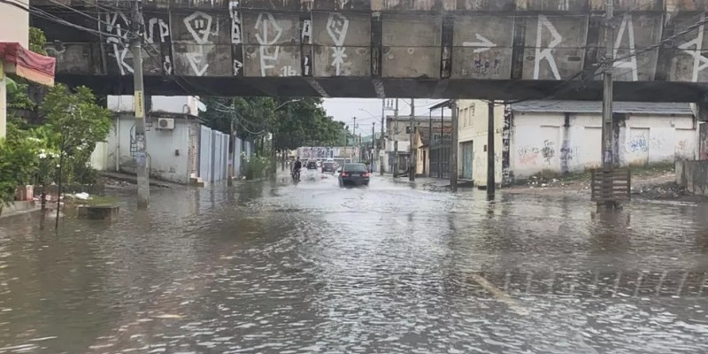 Pontos de alagamento e transtornos foram registrados em toda a Região Metropolitana do Recife, além de rajadas de vento que atingiram até 75 km/h