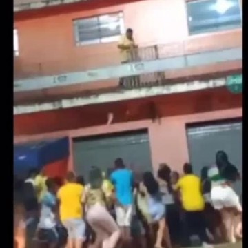 Vídeo mostra vice-prefeito de Joaquim Nabuco supostamente jogando dinheiro pela varanda para os eleitores