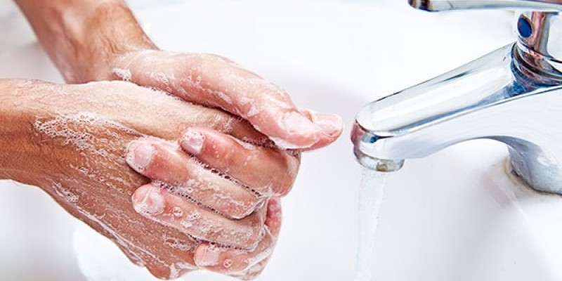 Biomédica sugere o uso do álcool em gel apenas nos momentos em que a lavagem das mãos esteja impossibilitada