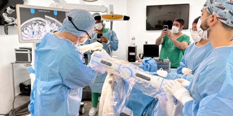 A paciente de 20 anos, internada no setor de Neurocirurgia do HR, passou pelo procedimento de biópsia estereotáxica de um tumor cerebral, custeado pelo SUS
