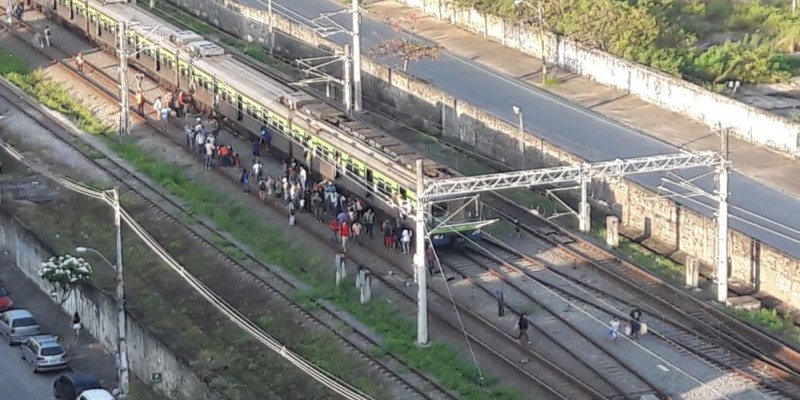Segundo a CBTU, o atraso se deu porque os trens estavam circulando em uma única linha, em não em duas como de costume, entre as estações Recife e Imbiribeira