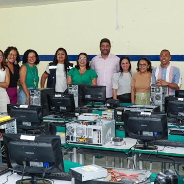 Olinda inaugura laboratório de informática em escola de Rio Doce