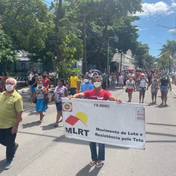 Integrantes do Movimento sem Teto realizam protesto no Recife 