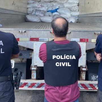 Receita Federal e Polícia Civil apreendem três toneladas de roupas contrabandeadas em Jaboatão
