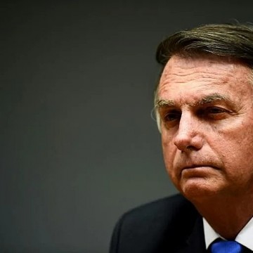 Bolsonaro não tem previsão de alta e está estável, diz boletim médico 