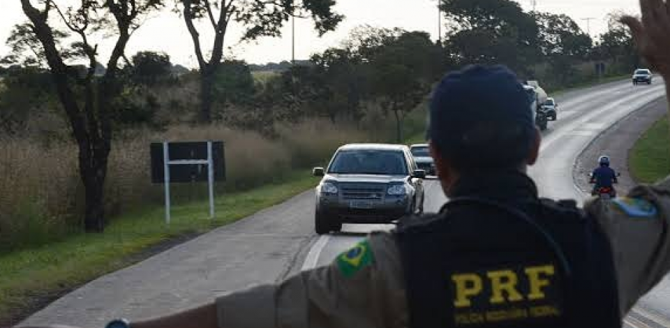 PRF recupera carro roubado em Caruaru