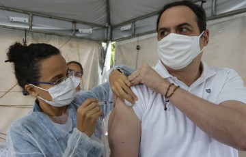 Paulo Câmara toma segunda dose de vacina contra a Covid-19 dois meses após a primeira aplicação