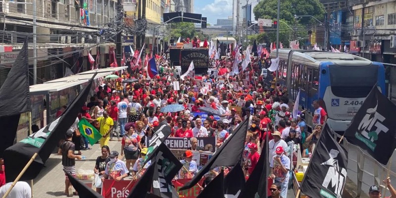 Alguns manifestantes trouxeram faixas contra a reeleição do presidente Jair Bolsonaro (PL).