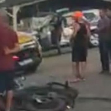 Viatura da polícia atinge moto e duas pessoas morrem em Camaragibe