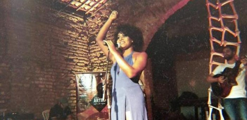 Alto do Moura recebe cantora Maéve Oliveira