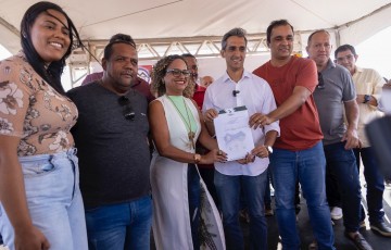 Prefeito Fábio Aragão oficializa a doação de terreno para construção de casas populares
