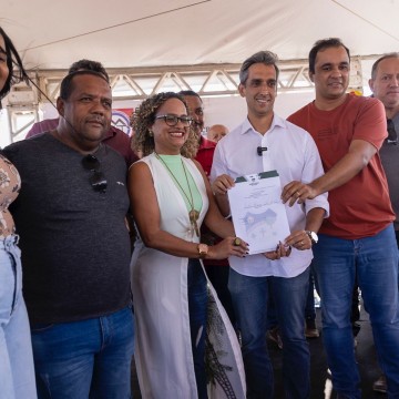 Prefeito Fábio Aragão oficializa a doação de terreno para construção de casas populares