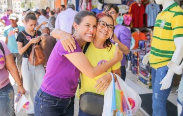 Raquel e Priscila realizam caminhada no centro do Recife e levam Onda Roxa 