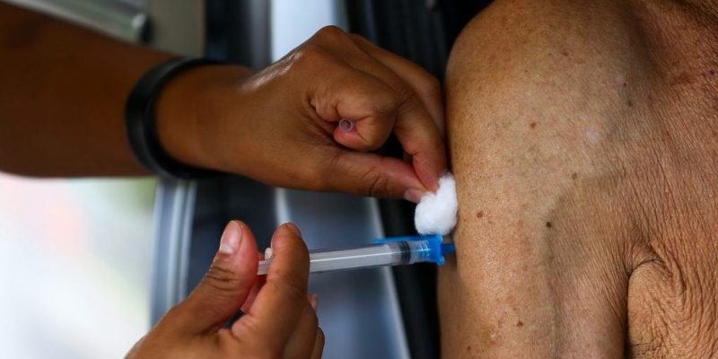A vacina foi aprovada pela Anvisa para uso em adultos com 60 anos de idade ou mais