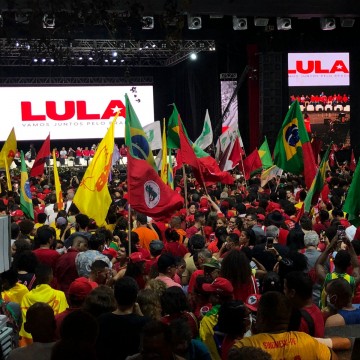 Entre vaias e coros à favor, presidente do PT em Pernambuco, Doriel Barros puxa grito de vitória para Marília Arraes em ato no Recife