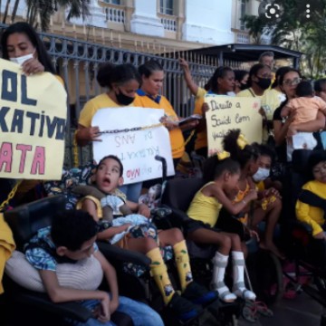 Famílias se acorrentam junto ao Palácio da justiça de Pernambuco contra mudanças em planos de saúde