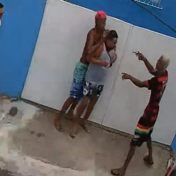 Quatro suspeitos que foram filmados agredindo e assaltando homem em Olinda são presos