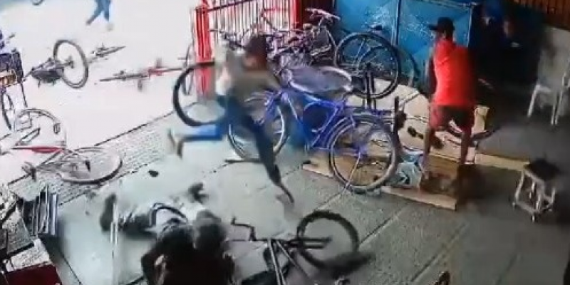 Uma das vítimas estava em uma oficina de bicicleta e chegou a ser socorrido para uma unidade hospitalar, após ser atingido por uma bala perdida