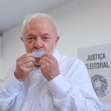 “Hoje é o dia mais importante da minha vida”, diz Lula após votar em São Bernardo do Campo