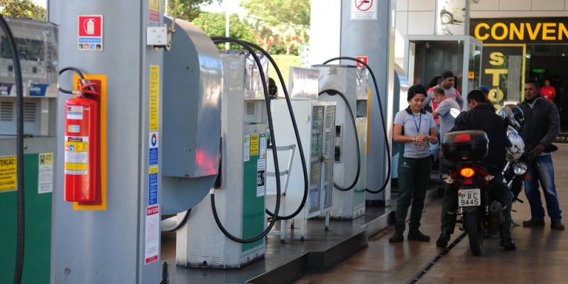 Os preços da gasolina e do diesel nas refinarias da Petrobras chegaram, esta semana, ao menor valor desde 2005