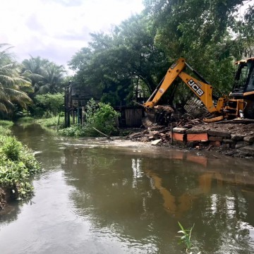 Prefeitura do Recife retira aterros irregulares às margens do Rio Moxotó